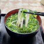 太昌うどん - ネギの下はツルッとした柔らか中太麺