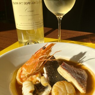 地魚から引く出汁に南仏特有のスパイスを重ね濃厚ブイヤベースに