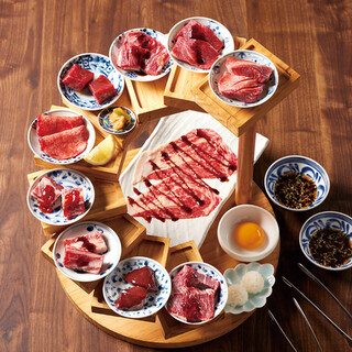 Enjoy 10 types of Yakiniku (Grilled meat) including the famous Sukiyaki sirloin [staircase assortment]