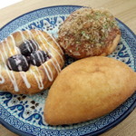 Pan No Mise Panuton - 左ダークチェリー、右タコ揚げパン、手前バナナ揚げパン