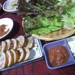 ソウル - そしてこちらの豚足も見てください！
      
      普通なら骨がありますよね
      
      骨を取って丸い形にしてるんですよ。
      
      食べやすいし味も旨い。
      