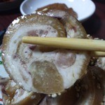 ソウル - そしてこちらの豚足も見てください！
      
      普通なら骨がありますよね
      
      骨を取って丸い形にしてるんですよ。
      
      食べやすいし味も旨い。
      