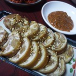 ソウル - そしてこちらの豚足も見てください！
      
      普通なら骨がありますよね
      
      骨を取って丸い形にしてるんですよ。
      
      食べやすいし味も旨い。
      