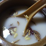 ソウル - マッコリを注文しました。
      
      写真を見てください。
      
      他店とは違うでしょう！？
      