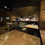 Charcoal Dining るもん - 店内