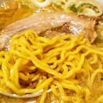 大島 - 黄色い縮れ麺