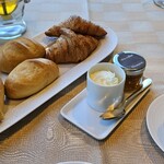 THE HIRAMATSU HOTELS&RESORTS - クロワッサン、バゲット、プティパン ホイップバター、ジャム、ハチミツ、サルサヴェルデ