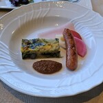 THE HIRAMATSU HOTELS&RESORTS - 青パパイヤとむかごのキッシュボロネーゼソース清川恵ポークのソーセージとピクルス
