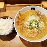 大島 - 味噌ラーメン ¥950 とライス(中) ¥150