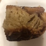 パリアッシュ - クイニーアマンタタンの断面です。タルトタタンにしてはりんごが少ないように見えますが、主役はクイニーアマン、「パン屋さんのパン」として勝負する心意気を感じます。りんごの量はコレで正解、たべればわかります