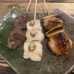 Sumiyaki Nomidokoro Umatora - 焼鶏三種盛り　こころ,ムネわさび,ねぎま
