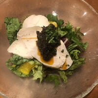 リストランテ野呂 - 大きな鶏ハムのサラダです。ソースと彩りのオレンジが美味。大きさが伝わるようチョコボールの箱をもってこればよかった…。