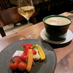 Trattoria Onesto - バーニャカウダと白ワイン