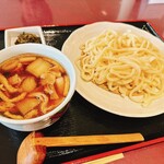 Karasawa Gorufu Kurabu Miyoshi Kosu Resutoran - 肉汁うどん