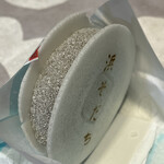 うすかわ饅頭儀平 - 薄干皮にこし餡がモチモチの求肥に包まれた形で挟まってます。