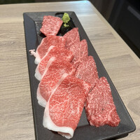 近江うし焼肉 にくTATSU 渋谷店 - 赤身肉盛り合わせ