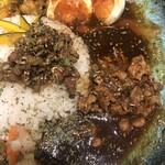 BOTANI：CURRY 梅田店 - じっくり煮込んだ鶏ガラスープに、
                                国産玉ねぎを中心とした数種類の野菜を使ってスパイス、ハーブで仕上げたcurry、粗挽きのチキンが入ってます