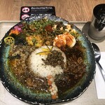 BOTANI：CURRY 梅田店 - 見た目が美しいですよね。右がボタニカリー左がシュリンプカリー、混じらないようににんじんと玉ねぎのピクルスでダムが作ってあります