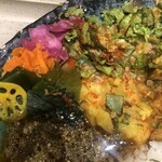 BOTANI：CURRY 梅田店 - インド風のサラダ？のようなものが数種類のってました。これ、このまま食べても美味しいし、カレーと混ぜて味変してもいいかも。