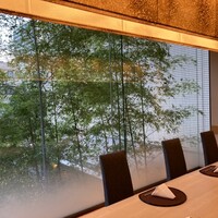 日本料理 花むさし - ガラス張りで彩光が良い