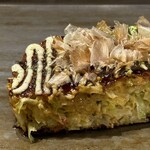 鉄板焼 もんじゃ焼 ひいろ - 甘いけど少し酸味もある洋風な感じのソースが、この生地にあってます(^O^)❒’’  キレイなお店の、洒落たふわふわ「お好み焼き」です