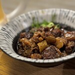 Teppanyaki Monjayaki Hiiro - しっかりと炊かれた「すじ煮込み」こう見えて優しい味付けで、アテの役割は十分(^O^)❒’’