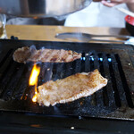 焼き肉処 匠味屋 - 豚カルビ焼き風景