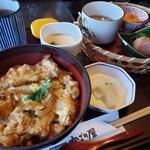 かごの屋 - 小さな親子丼のランチセット。濃い目のお味で美味しかったです。