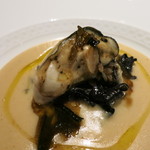 25年11月　フランスオレロン島産牡蠣　トランペット茸のスープ