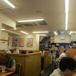 日高屋 - 店内、盛況～