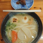 本場かなくま餅 福田 - 白みそ雑煮うどん(アンなし)と、おでん(牛すじ)