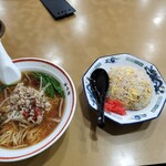 海味館 - 台湾ラーメンとニンニクチャーハンセット６８０円