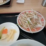 台湾料理 金麒麟 - 蒸し鶏のネギソースかけ定食のサラダ