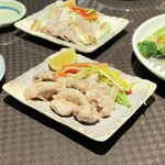 居酒屋　笑顔 - 奥）富士桜ポーク　手前）信玄鶏　どちらもしっとりで味わい深い