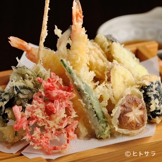 Izakaya Aiueo - 旬の魚介や野菜が揚げたてで。ボリュームある『天ぷらの盛合せ』