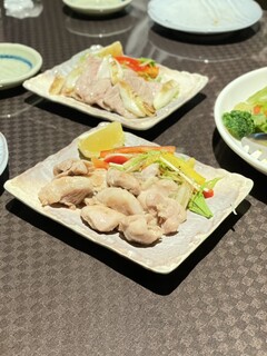 Egao - 奥）富士桜ポーク　手前）信玄鶏　どちらもしっとりで味わい深い