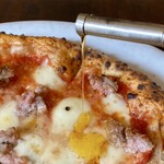 Pizzeria Vento e Mare - 本日のスペシャル　マルゲリータに自家製サルシッチャ
                        ピカンテオイルをたら〜り♪