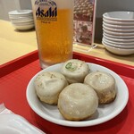 弄堂 生煎饅頭 - 焼き小籠包4個¥480、生中ジョッキー¥330