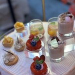 HAUTE COUTURE CAFE OMOTESANDO - マロンムースとほうじ茶のブラマンジェ
            3種ベリーのムース
            柿のタルトタタン