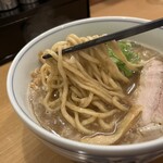 Aoi - 2311_葵 aoi_鯖豚骨らーめん(220g)@1,000円_麺リフト。全粒粉も美味しいです。