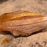 鮨　いの - ③春日子(正式名:血鯛、愛媛県八幡浜産)
                    産卵は秋、旬は春~秋
                    手間の掛かるネタで最近はお鮨屋さんであまり提供されなくなりましたが丁寧な仕込みの清んだ旨みを楽しみました
                    これも良い感じでした 