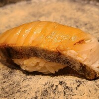 鮨　いの - ⑥藁燻し鰆(愛媛県今治産、4日ねかせ)
                    産卵は春～初夏、旬は秋～冬
                    藁燻しで芳ばしい薫りがあり、食感は軟らか
                    炙りの熱で皮下の脂のみ活性化、旨みを引き出してあり、鮃の後だけに際立ちますね