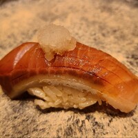 鮨　いの - ⑧寒鰤(北海道産)、大根おろし載せ
                      産卵は春～初夏、旬は秋～冬、
                      しっかり脂がのり濃厚な旨み、身が軟らかく、しっとりとして滑らかな舌触り、大根おろしが後味をスッキリさせます