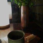 万年堂 - 包装を待つ間にお茶が出されました。