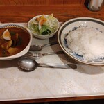 紅屋 - 季節の野菜カレー　辛口　デザートにプリン、コーヒーかチャイあり