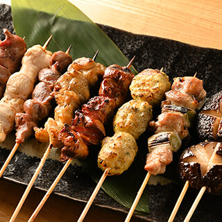 A la carte dishes that make use of domestic ingredients, including fragrant “charcoal-Yakitori (grilled chicken skewers)”