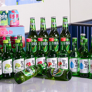 味が選べるチャミスルや、大人数でも楽しめるマッコリで乾杯！