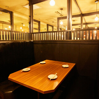 1Fのお席はテーブルタイプとなっており、ゆったりとした広々空間です。