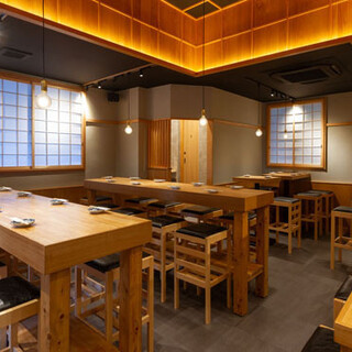 The interior exudes the warmth of wood ◆ Great for dining with friends or for various banquets ♪