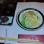 志喜亭 - サラダとステーキの薬味